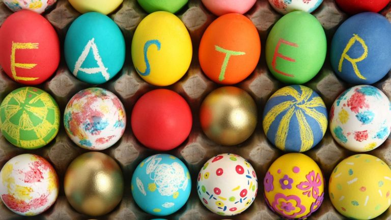 Bellissime uova colorate e decorate con testo EASTER