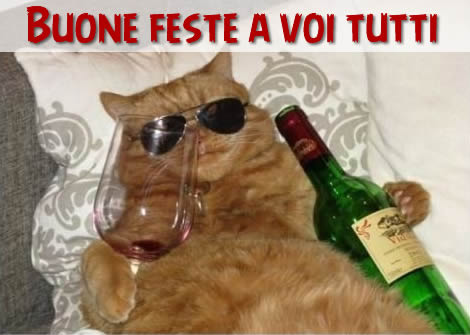 Un bel gatto con occhiali e bicchiere ti augura buone feste